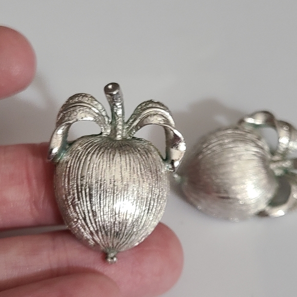 Vintage 1962 apple clip on earrings sarah Coventry Adam's delight silver vtg - Picture 2 of 8